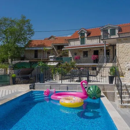 בית נופש Holiday Stipanovi Dvori Zagvozd