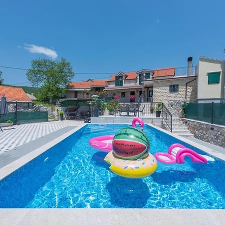 Holiday Stipanovi Dvori * Zagvozd